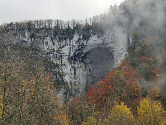 Ein letzter Blick auf die Felswand mit der Grotte Sarrazine.