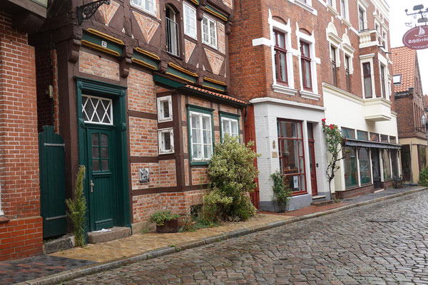 Der Gemüseladen von Paul Harneith und dahinhinter der Schlachter Stein und das Kaufhaus Kampff. 