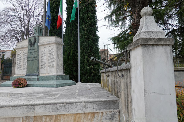 Das Denkmal erinnert an die Gefallenen des 1. und 2. Weltkrieges