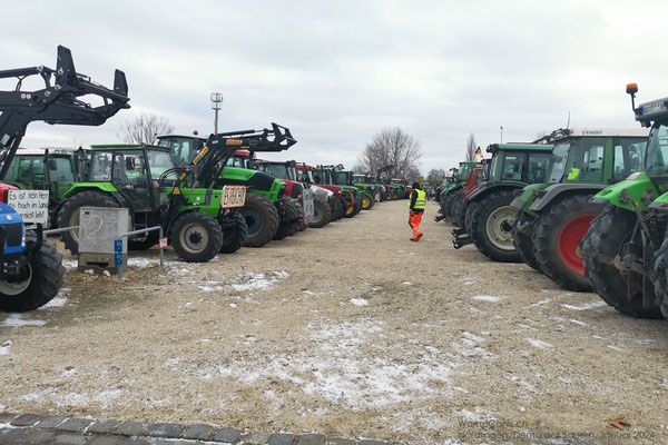 Über 10'000 blockieren Strassen, Kreuzungen und Autobahnauffahrten. Auch direkt vor dem Stellplatz ist viel los und auf dem riesigen Platz dahinter geben sich gegen 200 Traktor ein Stelldichein.