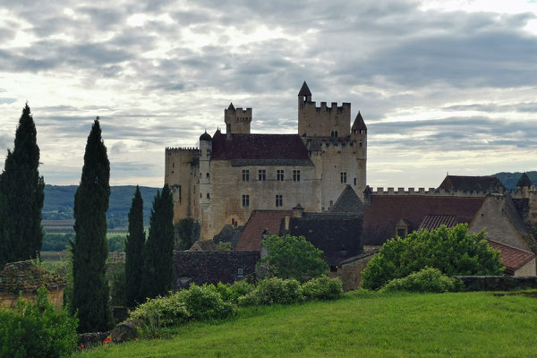 Die Ansicht vom Château vom Friedhof aus