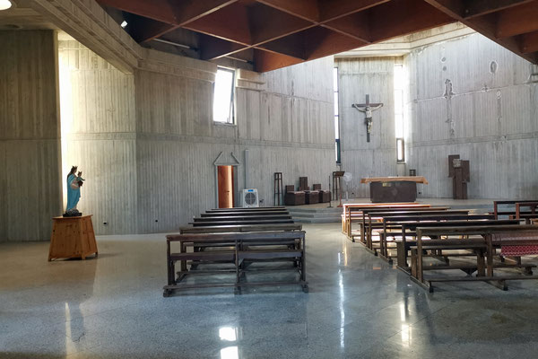 Ein Fenster bietet ein Einblick in den spartanisch eingerichteten Kirchenraum