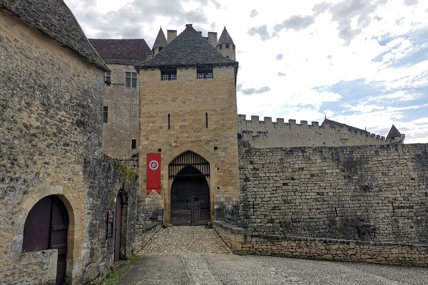 Vor dem Haupttor, welches den Blick ins Innere versperrt