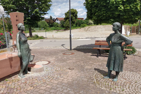 In Hochstetten bei Breisach steht dieser Dorfbrunnen. Hedwig und Friederike tauschen hier Tag für Tag die wichtigsten Ereignisse und Begebenheiten im Ort und der näheren Umgebung aus.