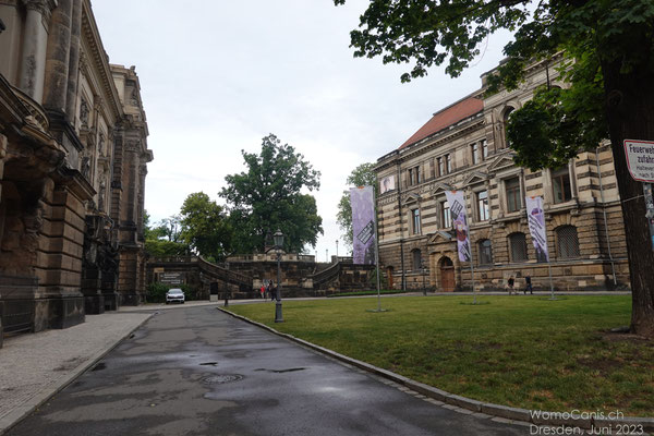 Der Georg-Treu-Platz. Georg Treu war Direktor der Skulpturensammlung im Dresdner Albertinum, welches sich rechts vom Platz befindet.