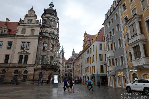 In der Schlossstrasse. Links das Residenzschloss und im Hintergrund die ehemalige Hofkirche und heutige Kathedrale Sanctissimae Trinitatis