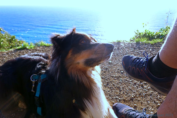 Wir geniessen auf einer Bank mit herrlichem Ausblick eine kleine Pause 