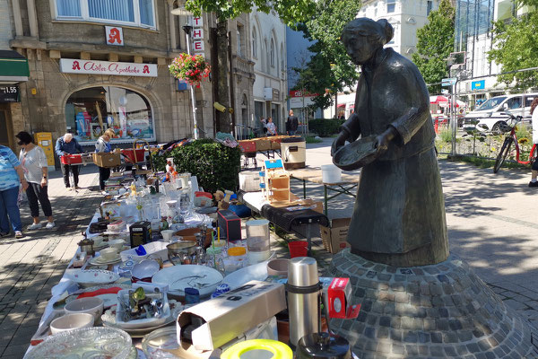 Heute ist Flohmarkt - ob die eiserne Dame wohl etwas findet oder präsentiert sie ihren Krimskrams an das Publikum?