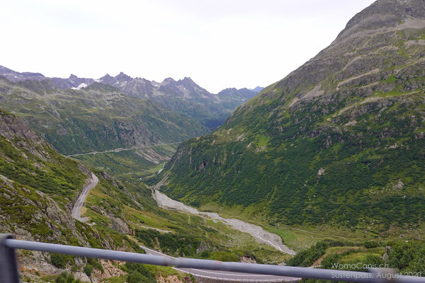 Der Blick zurück auf die Anfahrt zum Sustenpass von Wassen her 