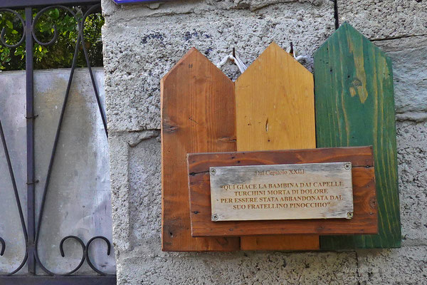 Übersetzung: Hier liegt ein türkisfarbenes Kind, das vor Kummer darüber starb, Übersetzung: Hier liegt ein türkisfarbenes Kind, das vor Kummer darüber starb, weil es von seinem kleinen Bruder Pinocchio verlassen wurde