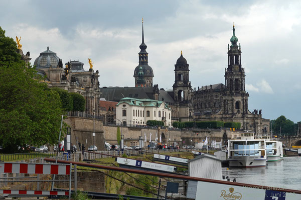 Deutlich überragt von den Türmen des Residenzschlosses und der Kathedrale und links ist die Brühlsche Terrasse zu sehen.