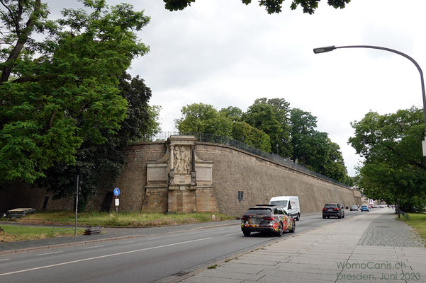 Blick zum Moritz-Monument an der Aussenmauer der Jungfernbastei am östlichen Ende der Brühlschen Terrasse. Das Original steht im Kurfürstensaal des Residenzschlosses.
