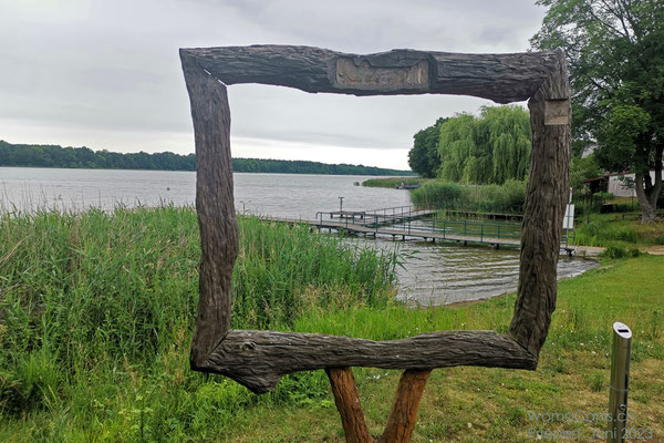 In den abgesperrten Bereich dürfen die Hunde nicht, aber trotz Hundeverbotsschild dürfen wir den Weg über die Wiese nehmen.