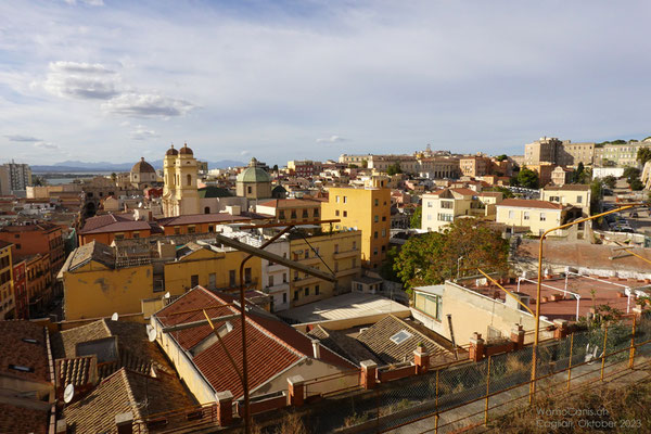 Vorab gibt es einen herrlichen Blick auf das westliche Cagliari