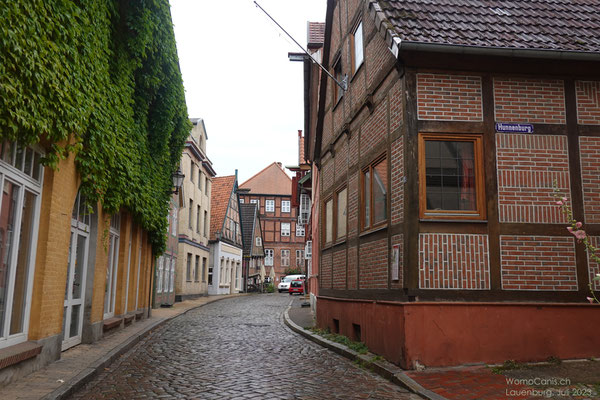 Lauenburg hatte einst drei Stadttore: das Osttor, in der Mitte das Kuhtor und an dieser Stelle das WesterThor. Im Keller sind noch Fundamentreste davon zu finden. Ab 1807 war es Stadtgefängnis mit einer Polizeidienerwohnung. 