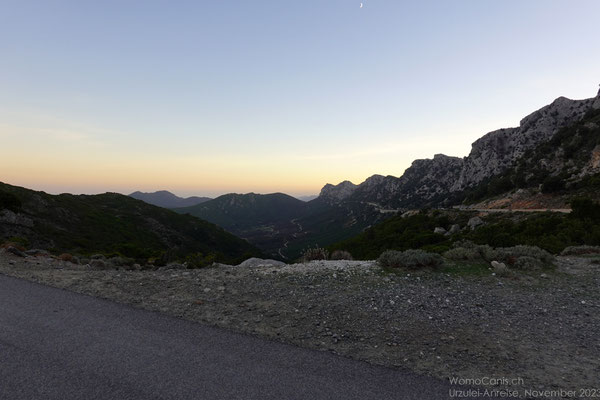 Am Himmel zeigt sich langsam das Abendrot. Wir sind rechtzeitig auf dem Pass