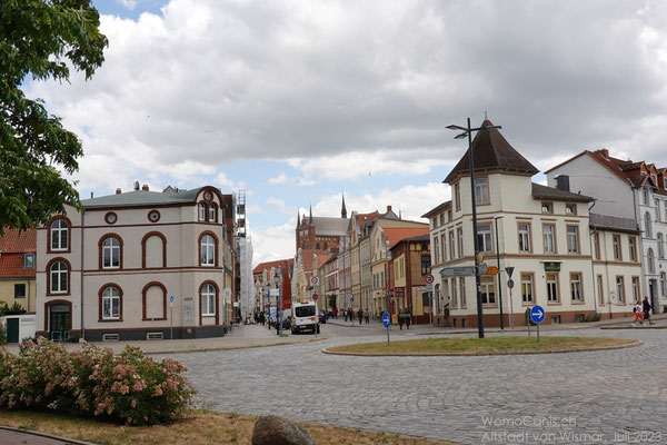 Die Strasse ist mit 4,2km die längste in Wismar und über 60 denkmalgeschützte Gebäude stehen an ihr.