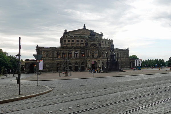 Die Semperoper hat als Hof- und Staatsoper Sachsens eine lange geschichtliche Tradition. Auch diese musste nach dem 2. Weltkrieg fast vollständig wiederaufgebaut werden.