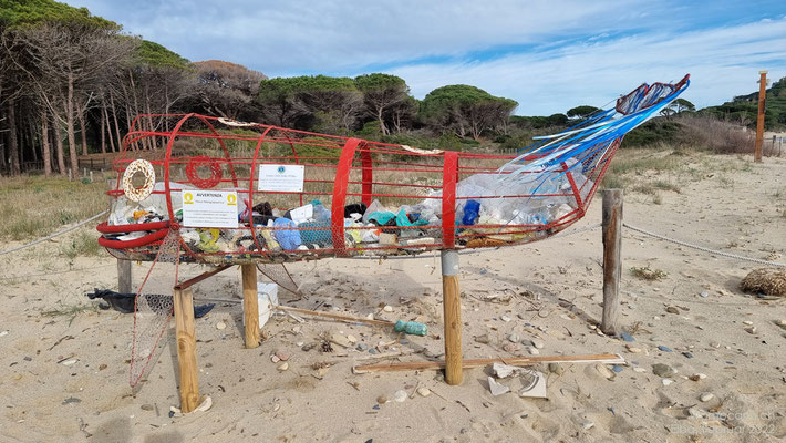 In diesen Fischen wird hier und an anderen Stränden all der Plastikmüll gesammelt, welcher am Strand gefunden wird. 