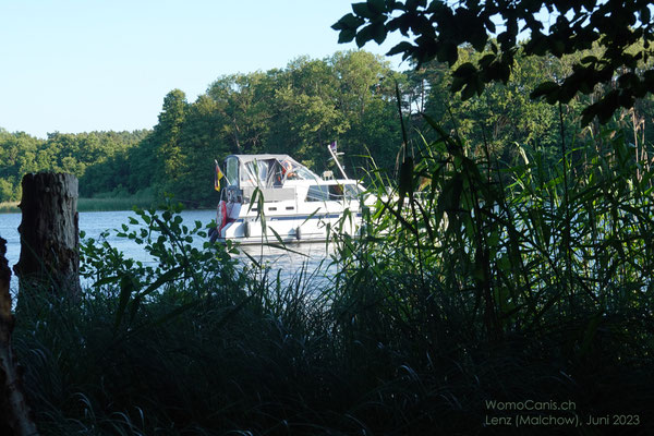 Zurück beim Wohnmobilstellplatz - die Plätze vorne am Hafen zwischen dem Petersdorfersee und dem Plauer See sind für uns aber leider zu kurz