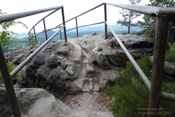 Wer hier wohl seine Fussabdrücke im Stein hinterlassen hat