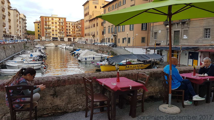 Die Italiener essen ja meistens später, deshalb sind die meisten Restaurants noch geschlossen. Aber wir finden doch noch ein kleines Lokal