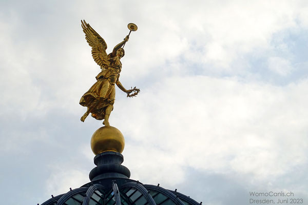 Die Goldene Fama (Göttin des Ruhmes) steht auf der gläsernen Kuppel des Ausstellungsgebäudes der Kunstakademie Dresdens.