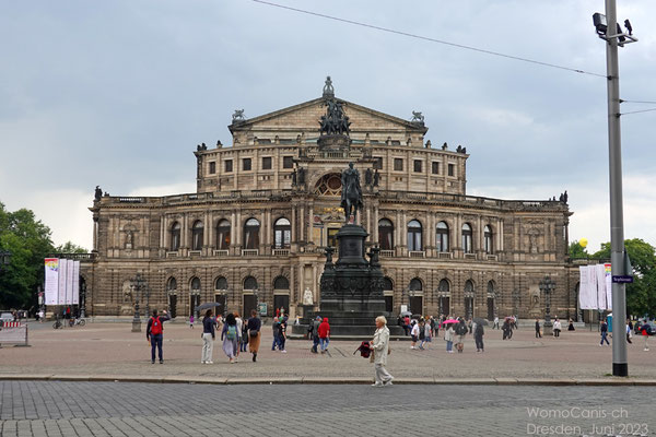 Im Vordergrund das  König-Johann-Denkmal vor der Semper Oper