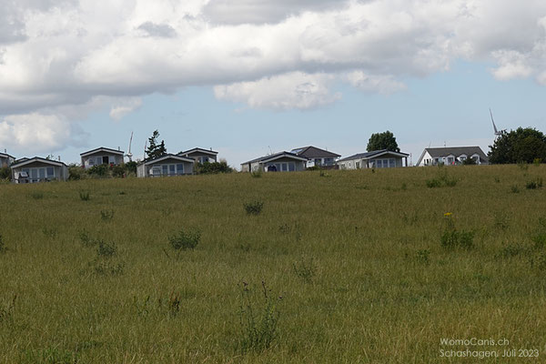 Zum Campingplatz gehören auch einige Bungalows mit herrlichem Ausblick auf das Meer