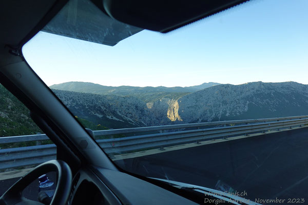 Der Eingang zur Schlucht wird langsam sichtbar