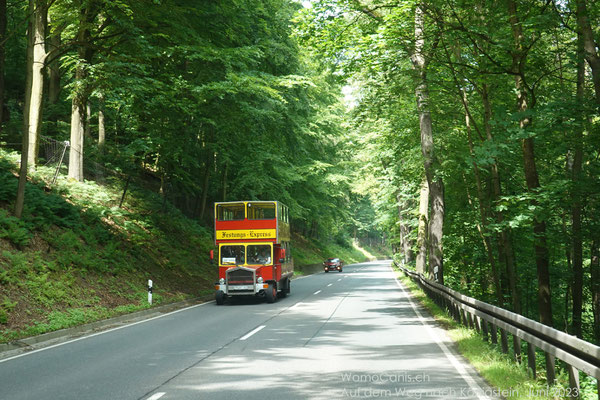 Der Doppeldecker fährt vom Ort Königstein zur Festung hoch.