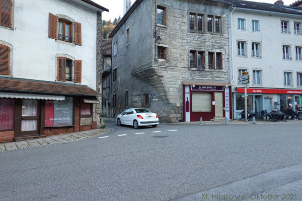Durch diese schmale Gasse geht es zurück in die Schweiz