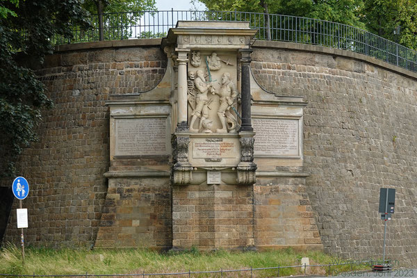 Der Kurfürst von Sachsen August liess dieses Monument zum Andenken an seinen Bruder Moritz errichten, nachdem dieser in der Schlacht bei Sievershausen im Jahre 1553 getötet wurde. 