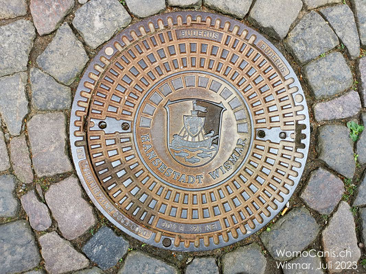 Das Stadtwappen auf einem Gullideckel an der Beguinenstrasse in der Nähe des Welt-Erbe-Hauses