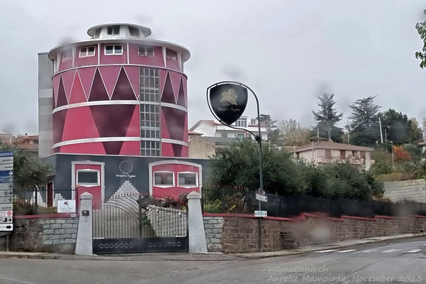 Unübersehbar ist der farbenprächtige Turm der Cantina Vinicola Puggioni, in dem Wein hergestellt und gelagert wird