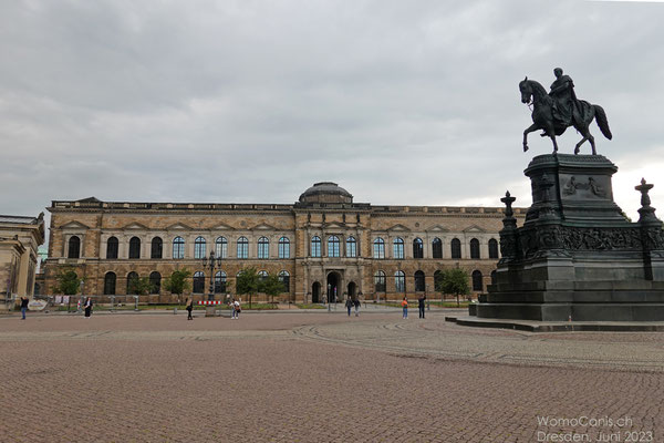 Der Semperbau am Zwinger beherbergt die weltbekannte Gemäldegalerie der Alten Meister.