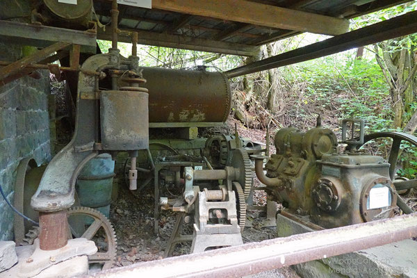 Verschiedene Werkzeuge, die hier benutzt wurden wie Bohrmaschine für Metall, Biegemaschine für Metall, Luftdruckkessel, Feldschmiede