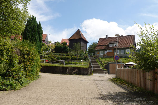 Blick zum Glockenturm von 1670 und ehemaliges Hospital