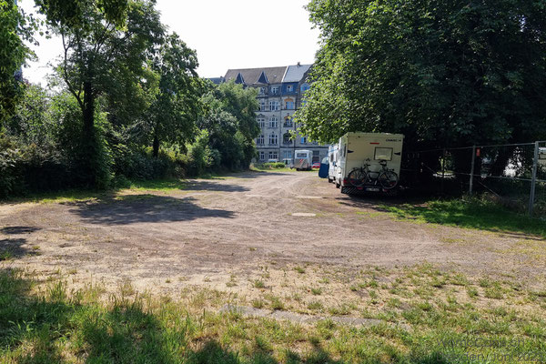 Und nach einem halbstündigen Spaziergang der Elbe entlang sind wir gegen 22 Uhr wieder zurück bei unserem Wohnmobil 