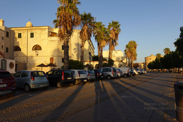 Im Hintergrund ist der Torres i Bastions de l'Alguer zu sehen