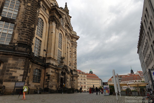 Blick in Richtung Frauenkirche auf der linken Seite und die goldene Fama auf der gläsernen Kuppel der Kunstakademie.