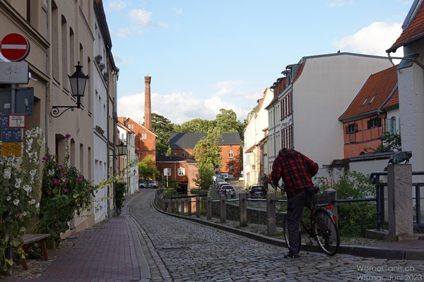 Mühlengrube in Wismar - Blick auf die alte Wassermühle. Dahinter liegt auch gleich der Bahnhof von Wismar.