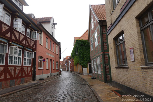 Das gelb-beige Haus auf der rechten Seite ersetzte 1842 das Elternhaus des Bäckermeister. Indem er in die Höhe baute, schuf er mehr Platz für die hier wohnenden 15 Personen. Das 1927 geplante Lichtspielhaus mit 240 Plätzen wurde nicht realisiert.