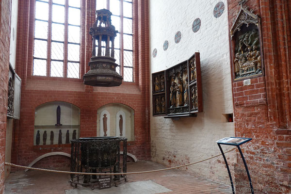 Die bronzene Tauffünte. Die Taufe stammt aus der Marienkirche und zeigt Szenen aus dem Leben Jesu sowie das Gleichnis der törichten Jungfrauen. 