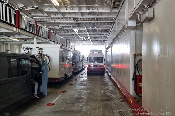 Kaum halten wir im Schiffsrumpf an, wird die Zufahrt verschlossen und es geht los