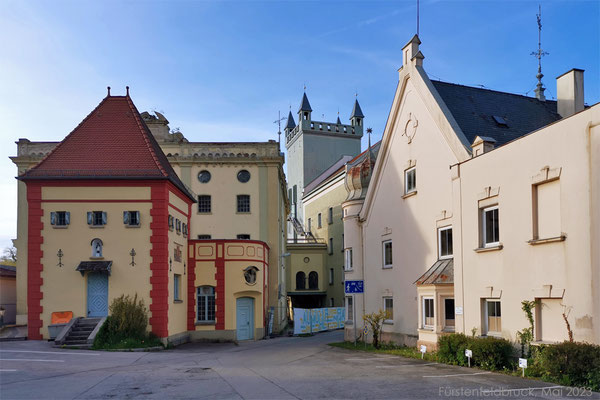 Schöne alte Gebäude in der Innerstadt. Im Hintergrund der Siloturm der ehemaligen Aumühle