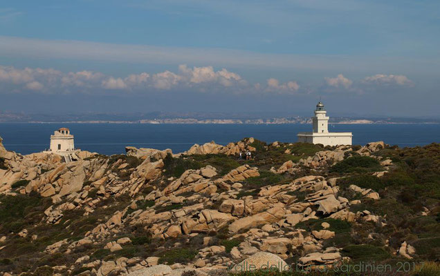 In der Ferne erscheint bereits der Leuchtturm von Capo Testa und im Hintergrund erkennt man Korsika.