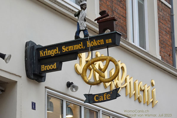 Muss früher eine Bäckerei in der Lübsche Strasse gewesen sein. Heute wird hier Mode verkauft. Aber die historische Werbung beim Eingang blieb erhalten.