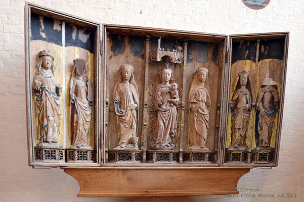 Der Marienschrein zeigt Maria mit 6 Heiligen.