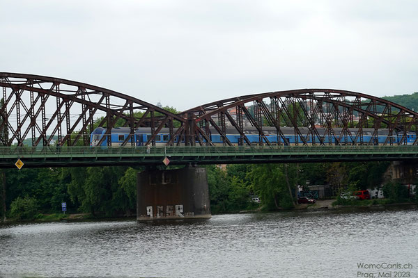 Die Eisenbahnbrücke über die Moldau